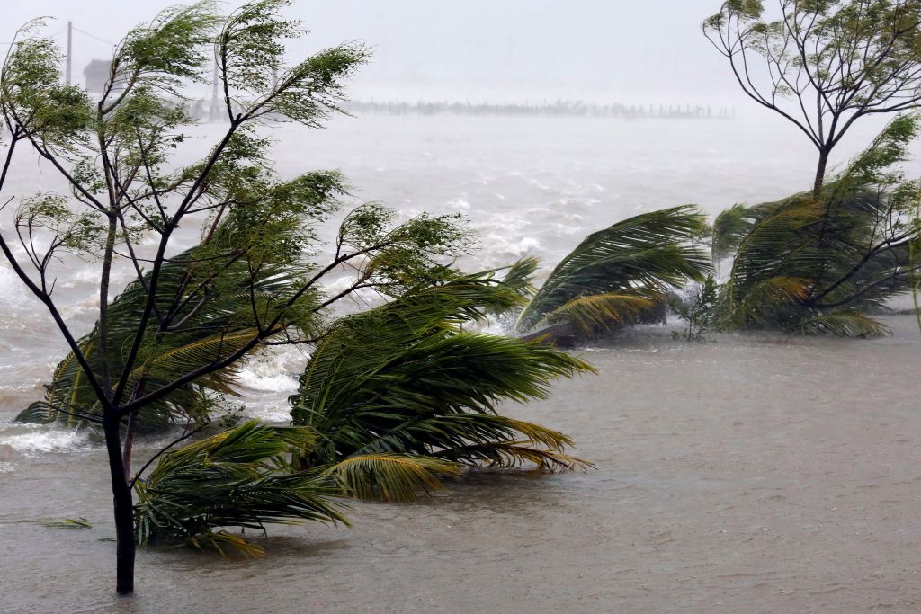 Με ανέμους 260 χλμ/ώρα ο καταστροφικός κυκλώνας Μαρία χτυπάει την Καραϊβική