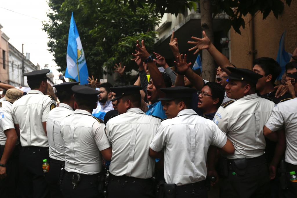 Γουατεμάλα: Με κλούβες της αστυνομίας αποχώρησαν οι βουλευτές από το κοινοβούλιο