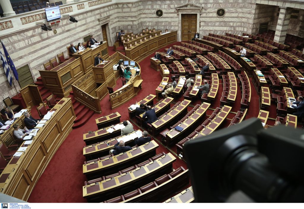 Βουλή: Κουρουμπλής και Σαντορινιός ενημερώνουν για τη ρύπανση στον Σαρωνικό