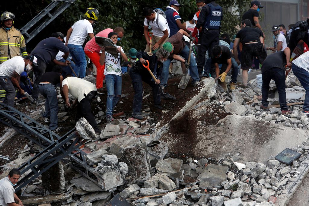 Φονικός σεισμός στο Μεξικό: Γονείς αναζητούν ίχνη ζωής στα ερείπια του σχολείου