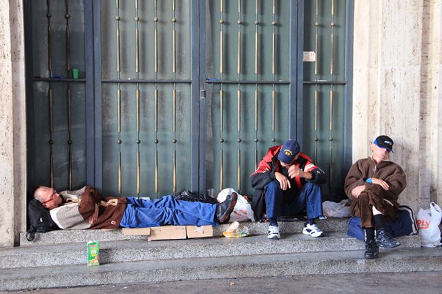 Βατικανό: Διώχνει τώρα τους άστεγους από τον Αγιο Πέτρο