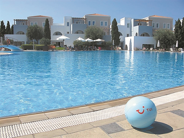 Η TUI σφίγγει τη θηλιά σε έλληνες ξενοδόχους