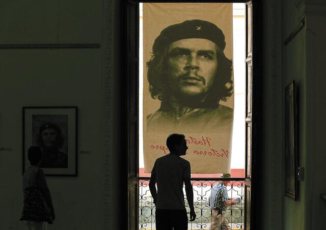 Ερνέστο Τσε Γκεβάρα: «Ω, πώς ουρλιάζουνε τη νύχτα τα τσακάλια!»