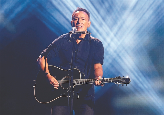 2,3 δισ. δολάρια για 10 μουσικούς