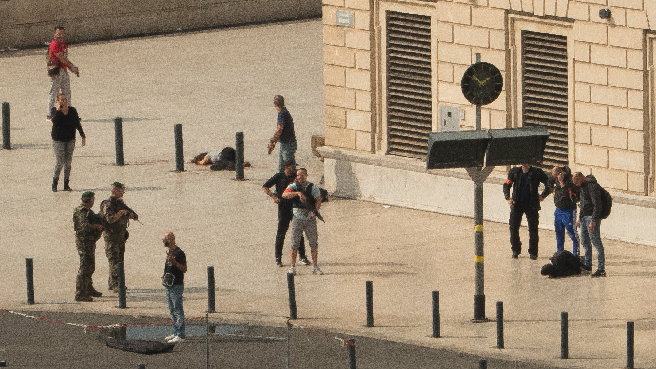 Кадры первых минут нападения. Террористический акт в Марселе. Солдаты напали на женщину. Нападение солдата на девушку.