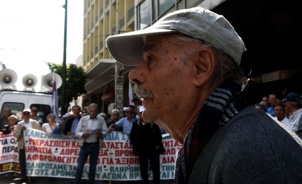 Θυσία οι συντάξεις για να μοιράσουν κοινωνικό μέρισμα