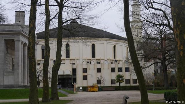 Το Βέλγιο ανακάλεσε την άδεια παραμονής του ιμάμη των Βρυξελλών