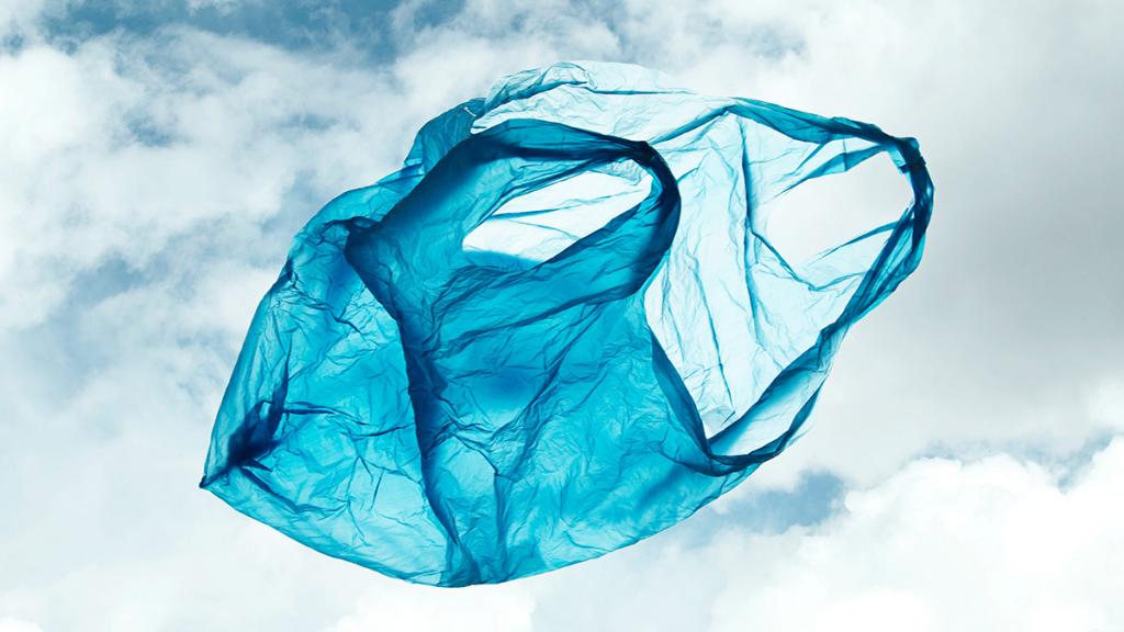 Σκιάθος: Οι πολίτες και η πλαστική σακούλα
