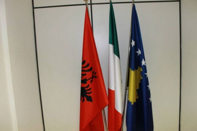 Μιλάνο: Στο προξενείο της Αλβανίας κυματίζει και η σημαία του Κοσόβου