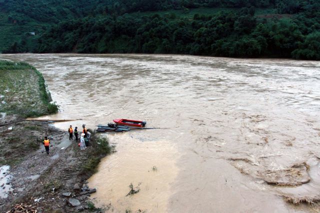 Βιετνάμ: 37 νεκροί και 40 αγνοούμενοι λόγω πλημμυρών και κατολισθήσεων | tanea.gr