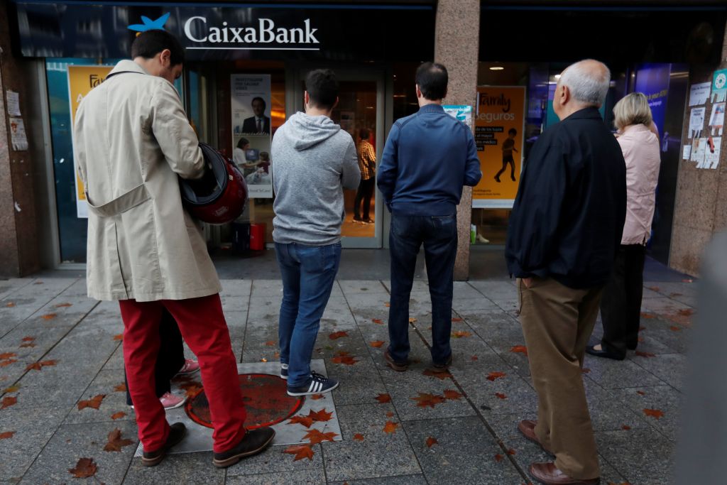Καταλωνία: Οπαδοί της ανεξαρτησίας αποσύρουν χρήματα από τράπεζες ως διαμαρτυρία