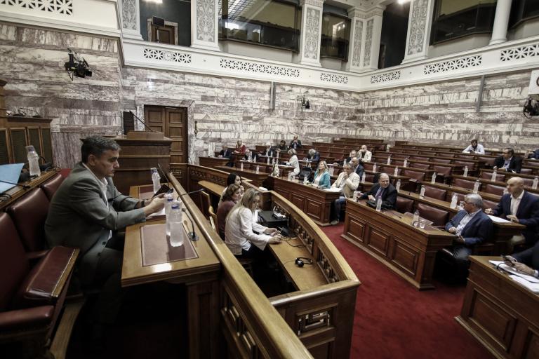 Βουλή: Σφοδρή κριτική της αντιπολίτευσης στο ν/σ για τα παίγνια | tanea.gr