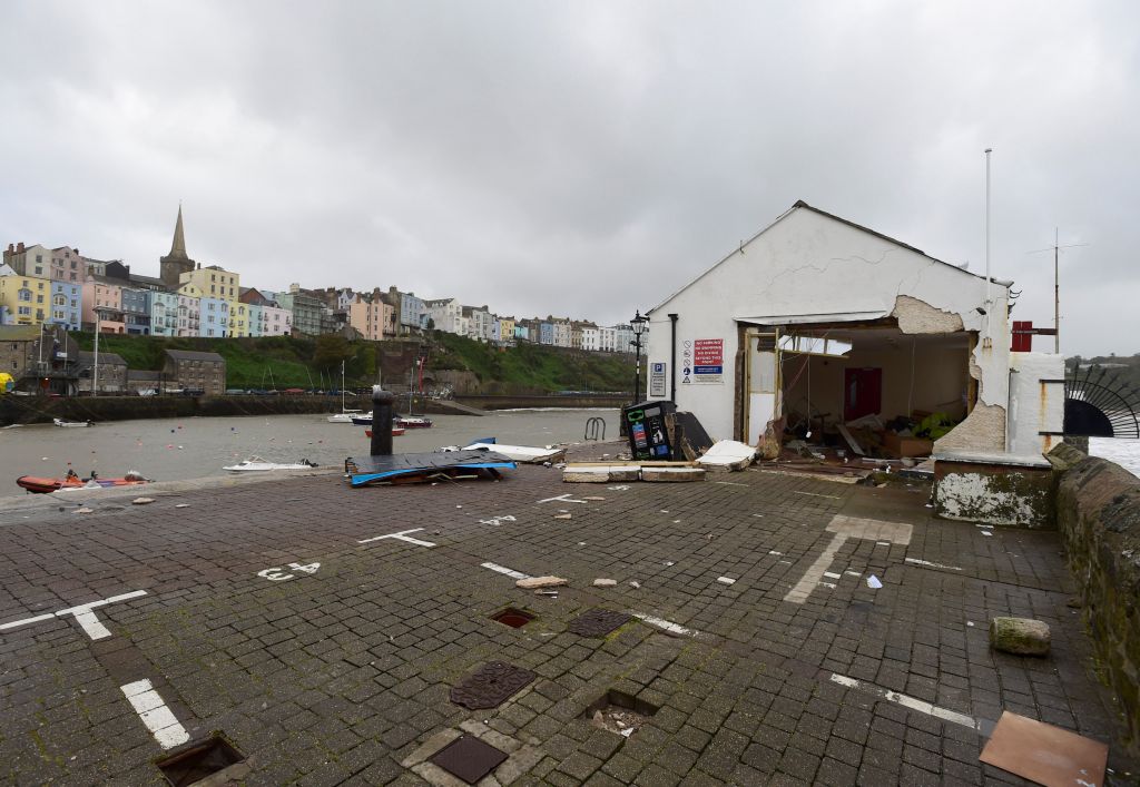 Σοβαρές ζημιές σε Αγγλία, Ουαλία και Ιρλανδία από την καταιγίδα «Μπράιαν»