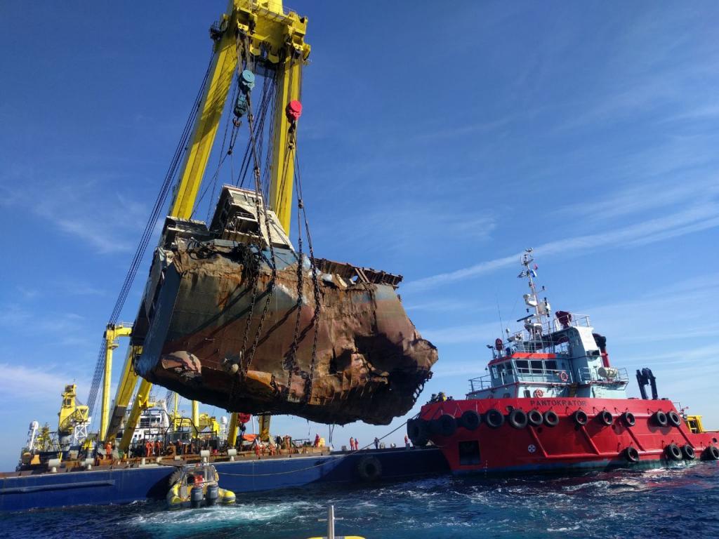 Ανδρος: Ανελκύστηκε το πρυμναίο τμήμα του ναυαγισμένου πλοίου Cabrera