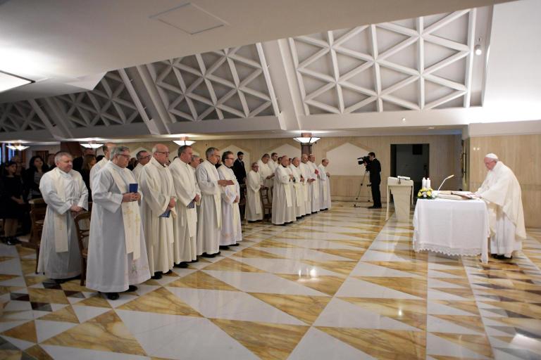 Πάπας: «Καμιά φορά με παίρνει ο ύπνος όταν προσεύχομαι» | tanea.gr