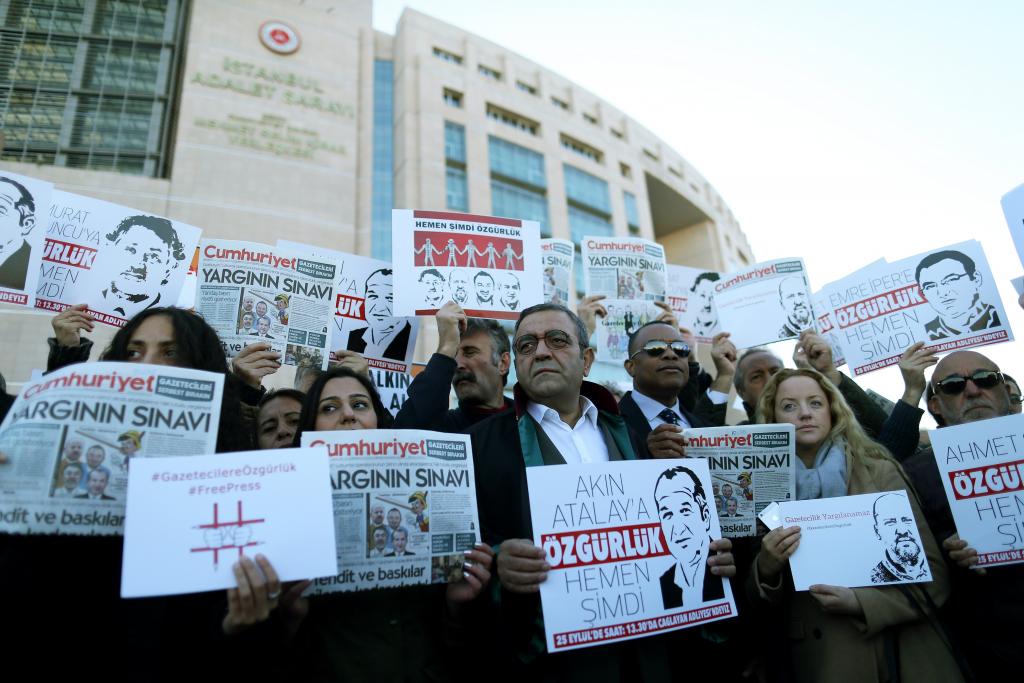 Τουρκία: Επανάληψη της δίκης των δημοσιογράφων της Cumhuriyet και της Α. Ερντογάν