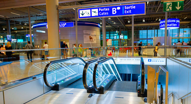 Επτάχρονη «τίναξε στον αέρα» τα μέτρα ασφαλείας στο αεροδρόμιο της Γενεύης | tanea.gr