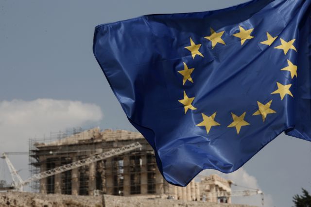 Κομισιόν: Εύθραυστη παραμένει η ελληνική οικονομία