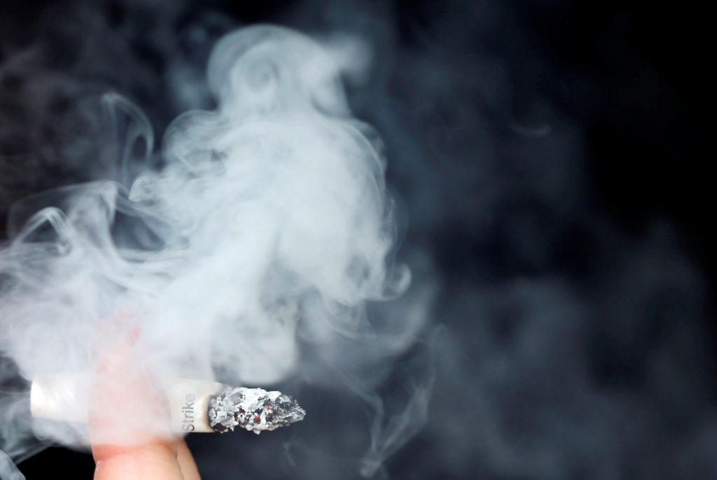 Πέντε ομάδες θεριακλήδων κόβουν το τσιγάρο «μαχαίρι»