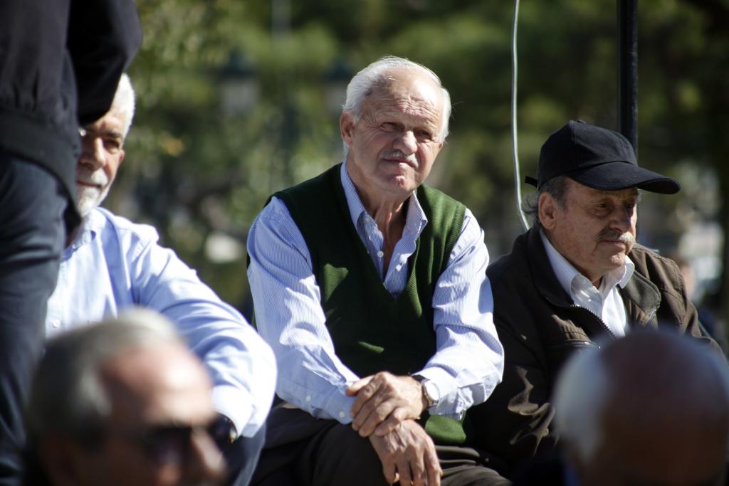 Αφαιρούν 10 δισ. από τους συνταξιούχους και επιστρέφουν 300 εκατ.