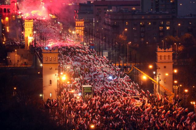 Ογκώδης διαδήλωση ακροδεξιών για τη «λευκή Πολωνία»