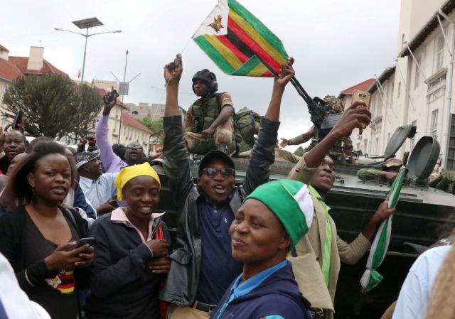 Ζιμπάμπουε: Εκτός κυβερνώντος κόμματος ο Μουγκάμπε