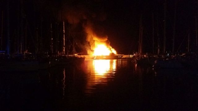 Υπό μερικό έλεγχο η πυρκαγιά σε σκάφος στη Γλυφάδα