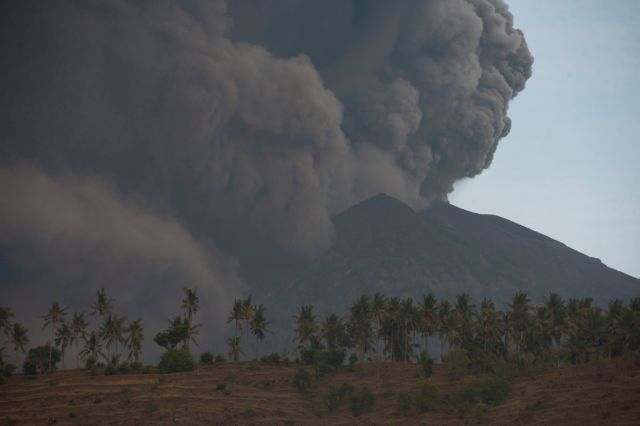 Μπαλί: Ακυρώνονται πτήσεις λόγω του ηφαιστείου Αγκούνγκ