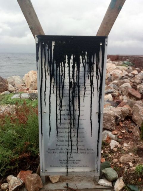 Βανδάλισαν το μνημείο με τα ονόματα νεκρών προσφύγων
