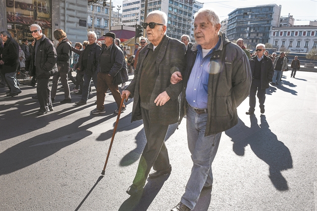 «Καμία μείωση στις συντάξεις χηρείας ή αναπηρίας»