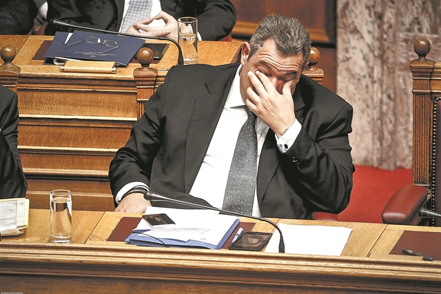 Τον κόβεις για αφελή ή για υποκριτή;