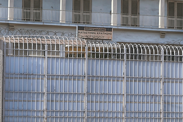 Κυκλώματα επίορκων υπαλλήλων στις φυλακές