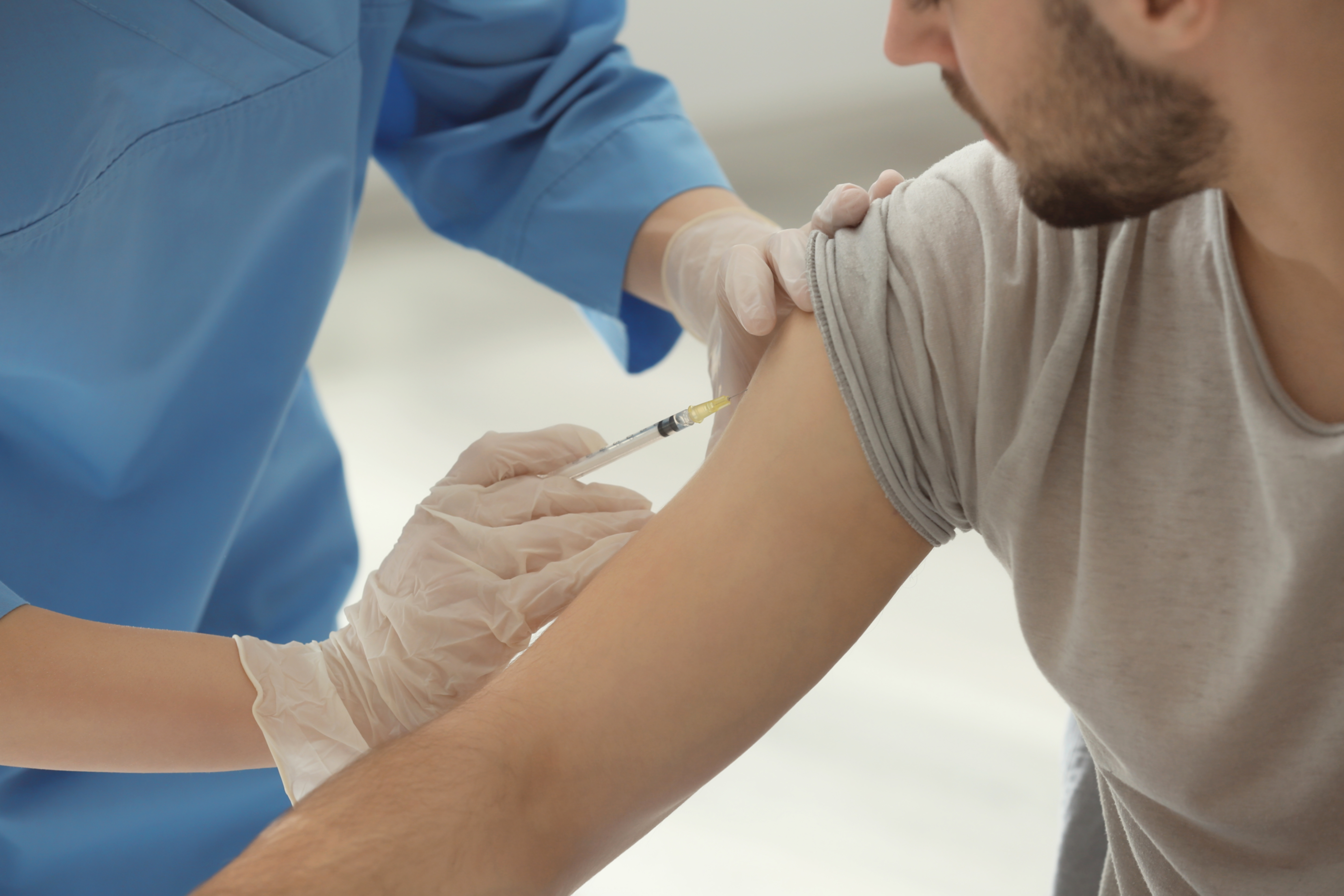 Получить инъекцию. Инъекции на дому. Инъекция подкожно. Подкожная инъекция в руку. Уколы при сахарном диабете.