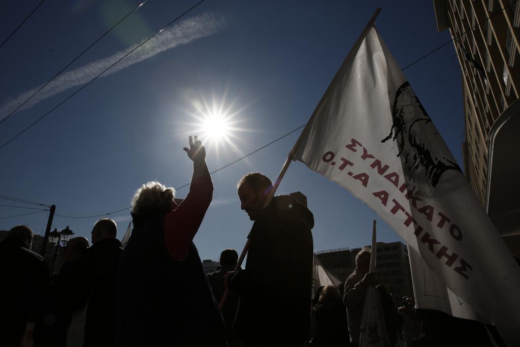 Σε απεργιακό κλοιό την Πέμπτη η χώρα – πώς θα κινηθούν τα ΜΜΜ