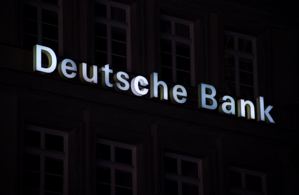 Deutsche Bank: «Κάποιο φως» για την Ελλάδα το ’18