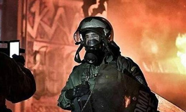 ΜΑΤ: Βγάζουν φωτογραφίες με φόντο την καμένη Αθήνα