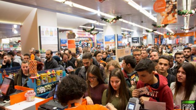 Θέλουν να «βγάλουν» τους πελάτες από το κατάστημα