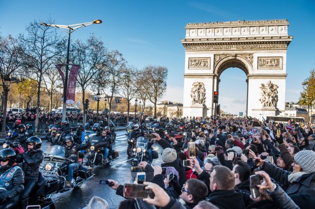 Μια ροκ κηδεία για έναν «εθνικό ήρωα»