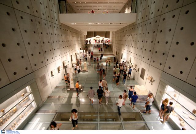 Νέος, κεντροαριστερός, θεατρόφιλος