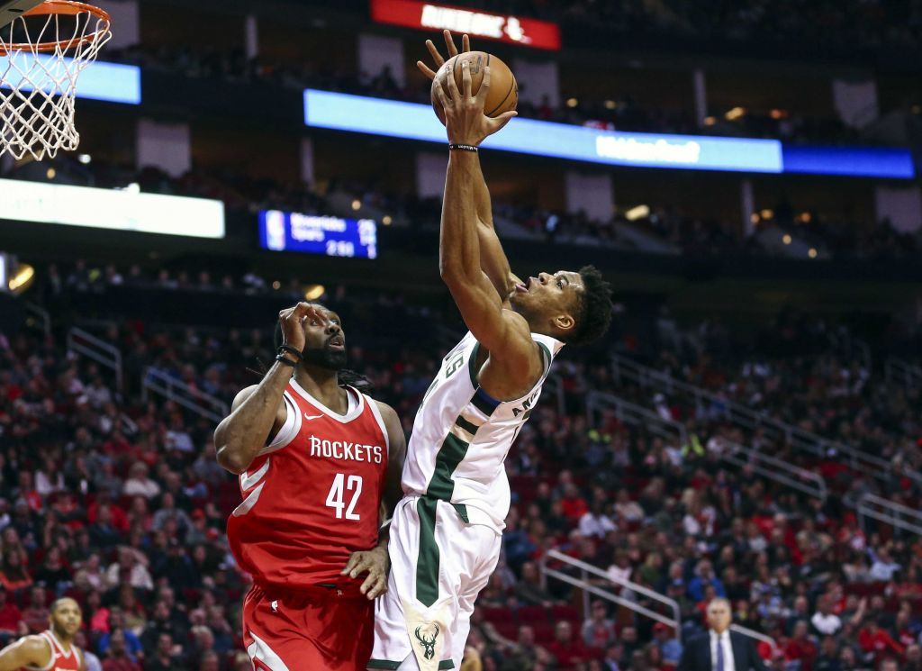 O Αντετοκούνμπο… εξουδετέρωσε και τους Θάντερ με νικητήριο καλάθι στα 1.3