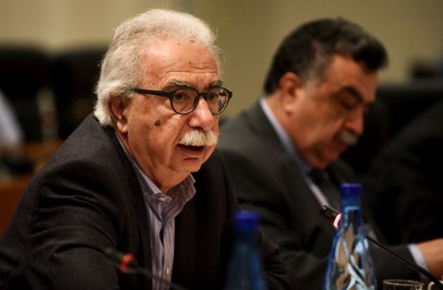 Κράτησε κλειστά τα χαρτιά του