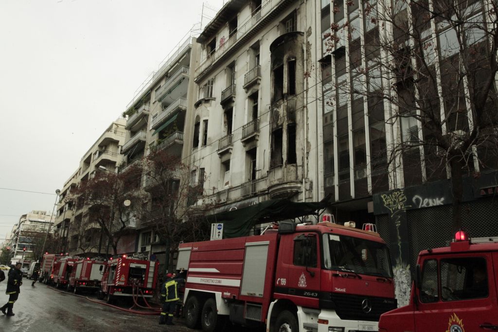 Υπό μερικό έλεγχο η φωτιά σε κτίριο στο κέντρο της Αθήνας