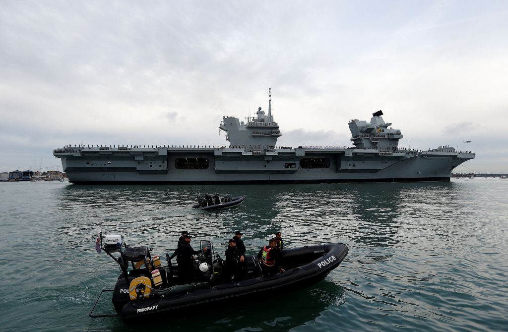 Το καμάρι του βασιλικού βρετανικού Ναυτικού… μπάζει νερά