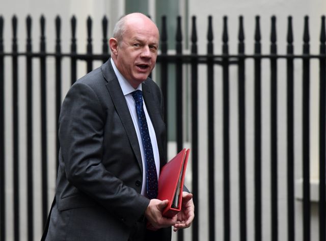 Πορνό και ψέματα… έφαγαν τον αντιπρόεδρο της Μέι