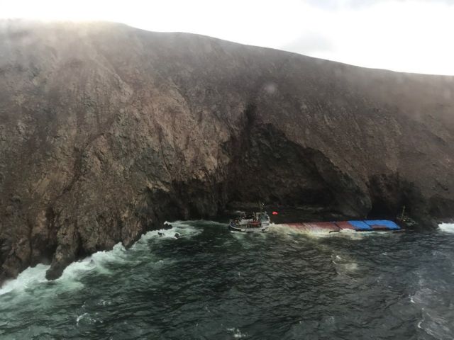 Πλωτά φράγματα για τη ρύπανση από το ναυάγιο στη Μύκονο