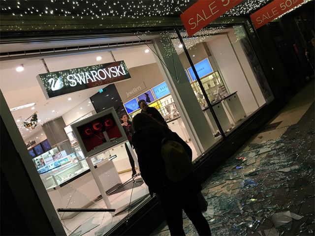 Λονδίνο: Πανικός στην Oxford Street από μία σπασμένη βιτρίνα