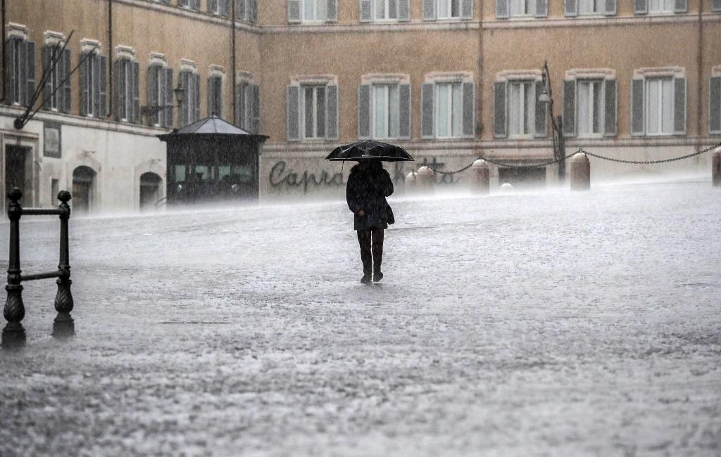 Νεροποντές, χιόνια και στρώματα πάγου στην Ιταλία