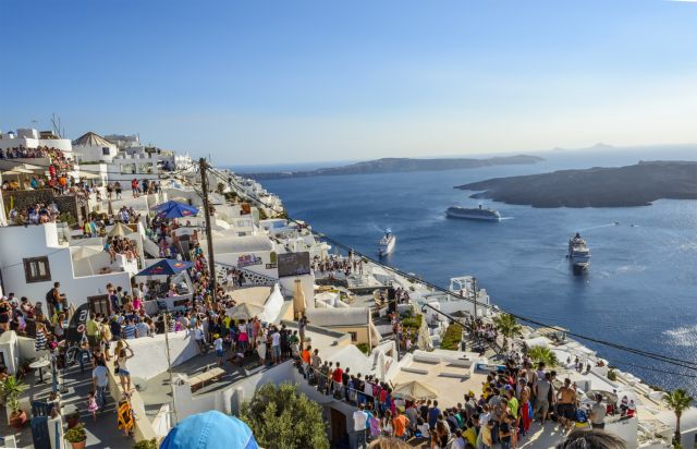 Σήμα κινδύνου για τον υπερτουρισμό