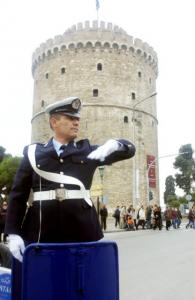 Ο τροχονόμος επιστρέφει με το βαρέλι του στον Λευκό Πύργο