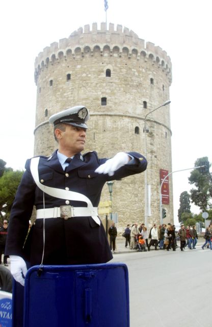 Ο τροχονόμος επιστρέφει με το βαρέλι του στον Λευκό Πύργο